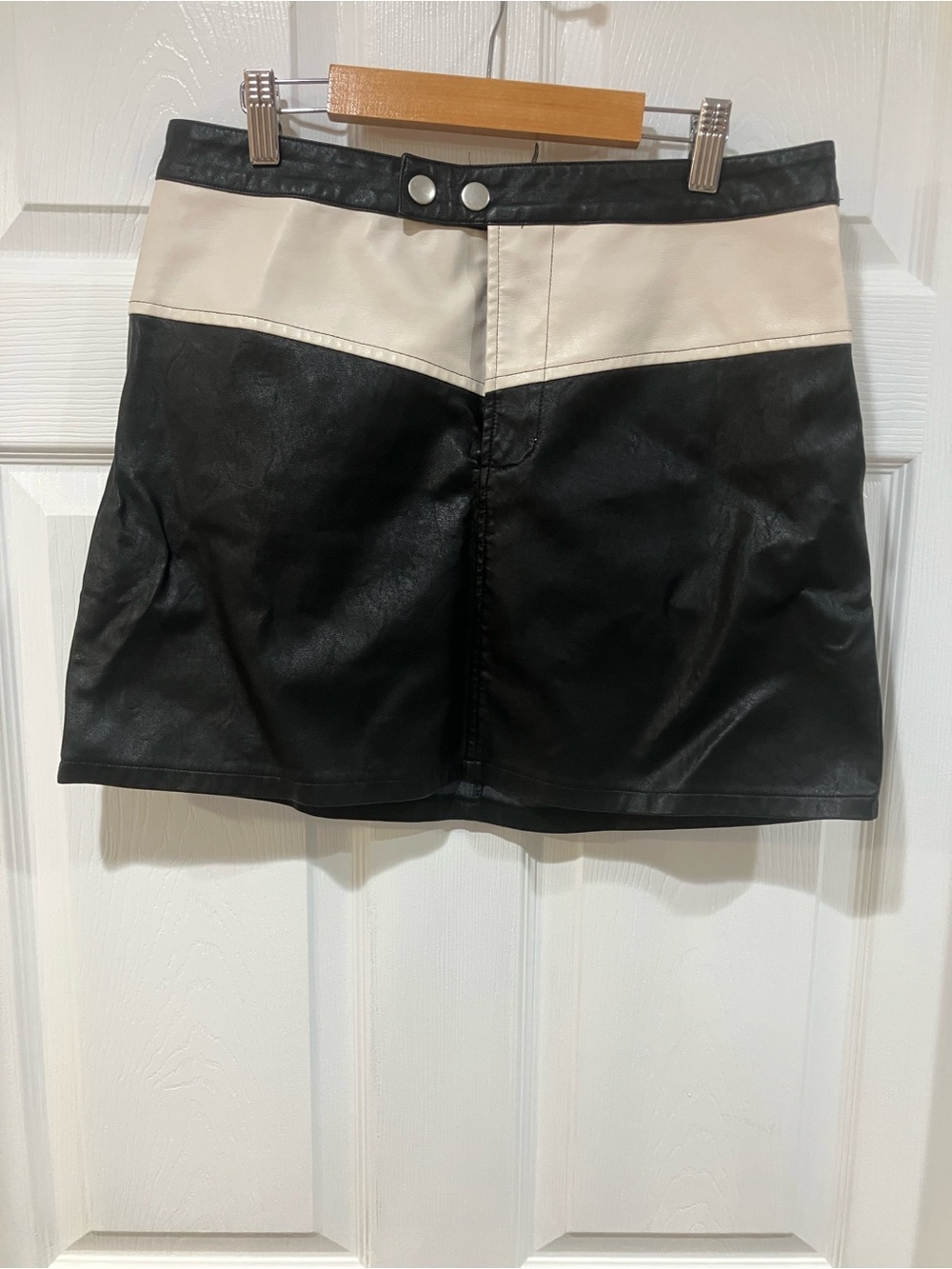 Le Lis Two-Tone Faux Leather Mini Skirt - Black & Cream